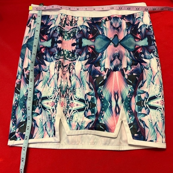 Tobi Short Mini Skirt Abstract Print Front slits PREOWNED/USED - Picture 12 of 14